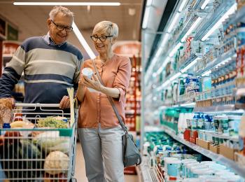 Een ouder echtpaar doet boodschappen in de supermarkt