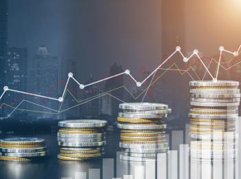 Vier stapeltjes euromunten met een grillige grafief op de achtergrond.