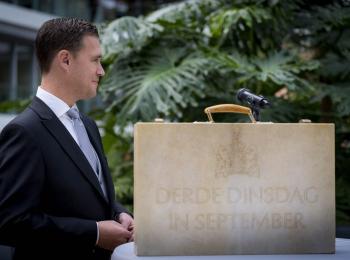 Minister Eelco Heinen van Financiën op Prinsjesdag, met het koffertje waarin de Miljoenennota 2025 zit.