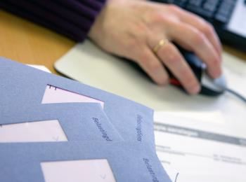 Iemand vult zijn belastingformulier in op de computer