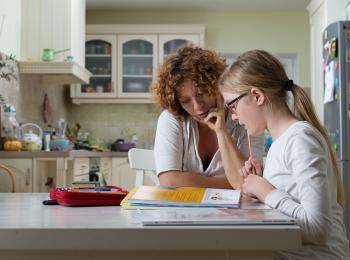 Moeder en dochter aan tafel