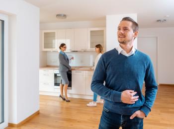 Stel bezichtigt een huis