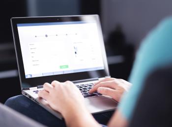 Iemand vult een online formulier in op een laptop