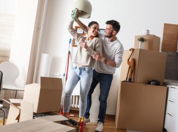 Jong stel trekt in nieuwe woning
