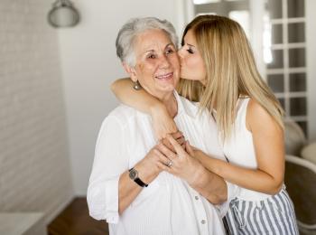 Dochter bedankt moeder met een knuffel