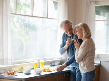 Ouder stel in de keuken