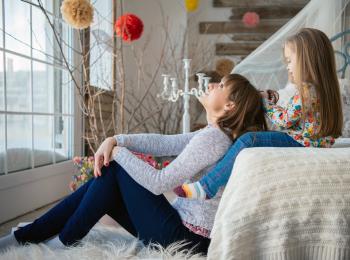 Dochtertje doet haar van haar moeder