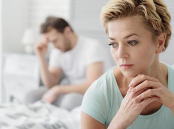 Man en vrouw kijken zorgelijk