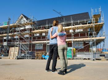 Jong stel bekijkt huis in aanbouw
