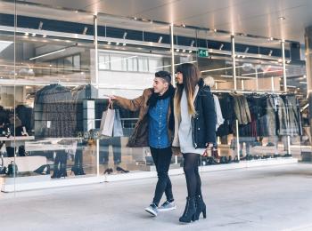 Jongeren aan het winkelen