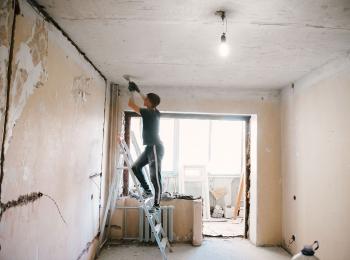 Een jonge vrouw is druk bezig met het verbouwen van haar huis.