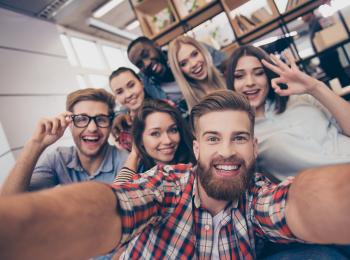 Selfie van studenten die samenwonen in een studentenhuis