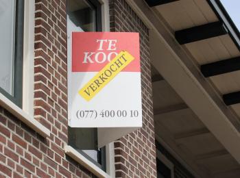 Bord te koop met daaroverheen een sticker waarop staat: 'verkocht'.
