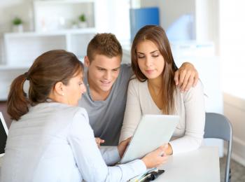 Jong stel in gesprek met financieel adviseur