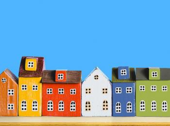 Rij met kleurrijke huisjes