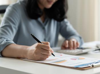 Een vrouwelijke ondernemer doet de administratie