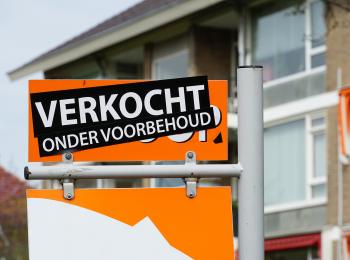 Huis met bord: 'Verkocht onder voorbehoud'
