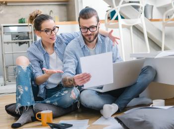 Stel bekijkt documenten