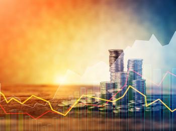 Een grillige rentegrafiek met stapeltjes muntgeld erbij