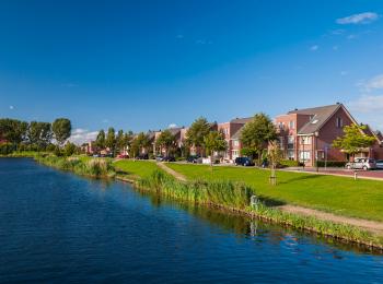 Landelijk gelegen huizen aan het water