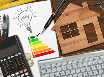 Tafel met rekenmachine, energietabel en huisje