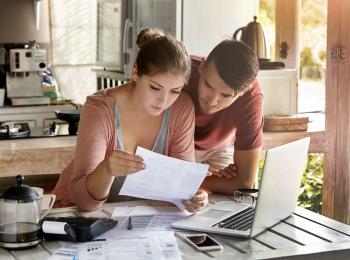 Stel bekijkt papieren hypotheek