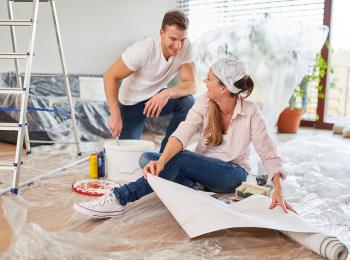 Jong stel aan het klussen in huis