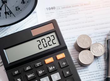 Rekenmachine met het jaartal 2022 en euromunten